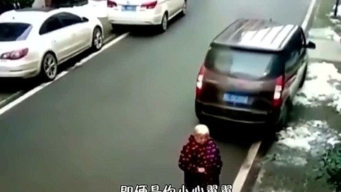 大妈倒车撞车拒不承认，小伙巧妙揭露事实真相