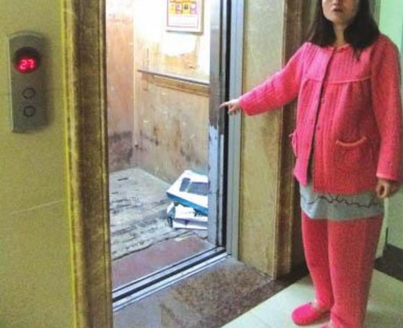 女子瞬间掉进地下室，遭遇意外惊魂时刻
