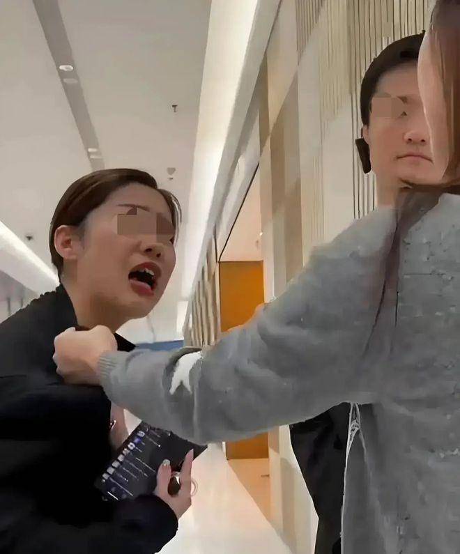 LV柜员与男客户发生暧昧纠纷事件