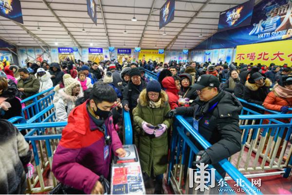 哈尔滨居民楼电路燃爆引发火灾