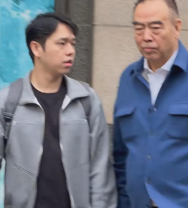 上海街头偶遇陈凯歌父子，文化瞬间的交汇