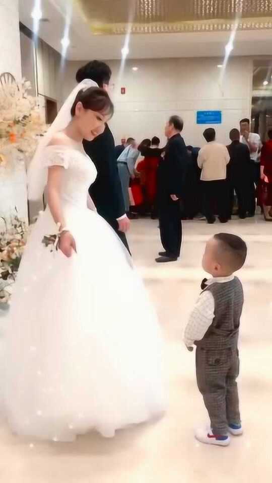 姐姐婚礼日，两兄弟截然不同的表现