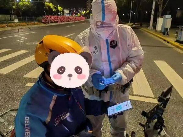 警惕假骑手背后的犯罪黑手，男子模仿外卖小哥形象盗窃外卖事件揭秘
