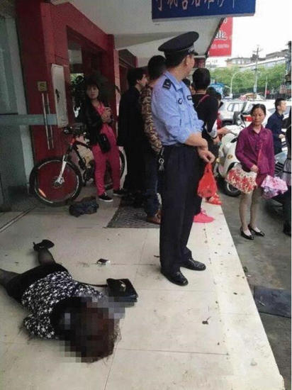 重庆男子街头残忍虐狗事件，警方强硬回应与社会深度反思