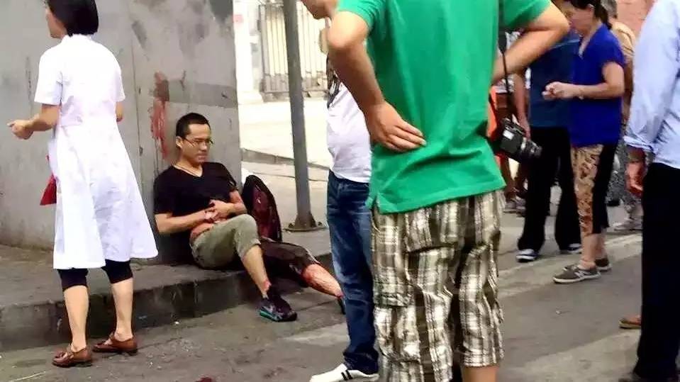 加沙女孩撤离，艰难时刻下的血泪步行之路