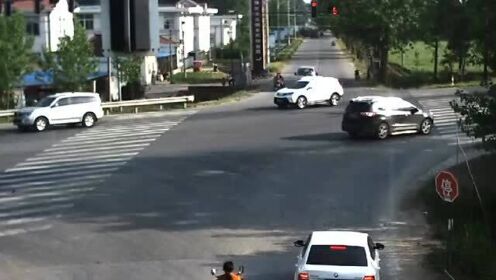 十字路口惊险瞬间，闯红灯与抢黄灯引发的车祸悲剧