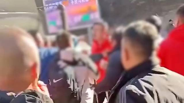 男子景区偶遇路人争执，拍照记录引发深思
