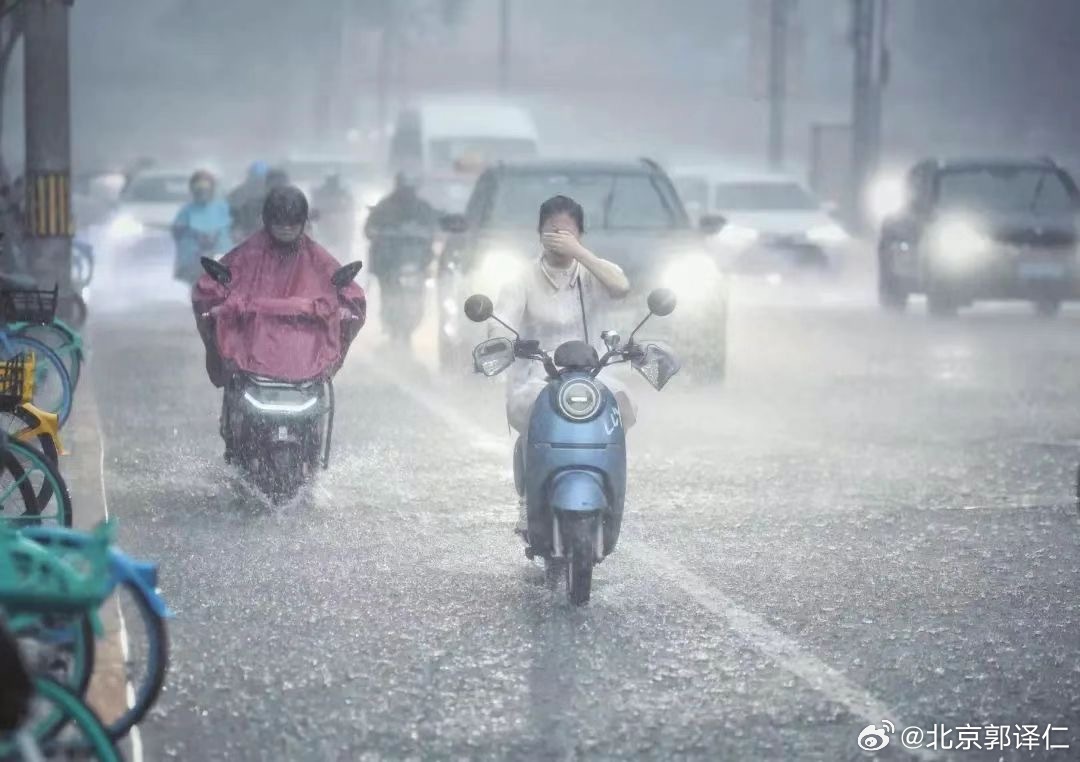 北京暴雨蓝色预警发布，城市气象挑战应对策略启动