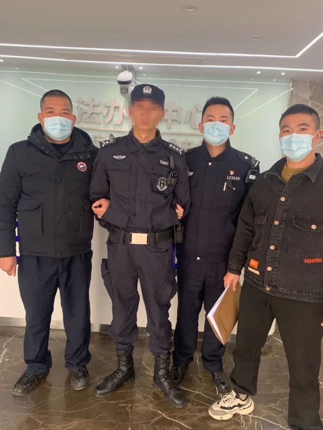 男子冒充特警被真警察识破，戏剧化的现实警示瞬间曝光