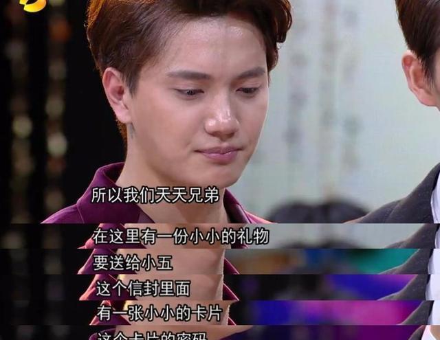 女生二次入伍，晒黑皮肤的坚韧与腹肌力量展现荣耀之路