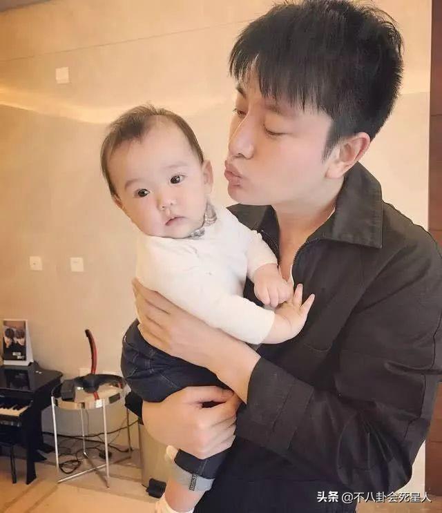 贾乃亮携女儿甜馨宝贝畅游商场，甜蜜亲子时光曝光