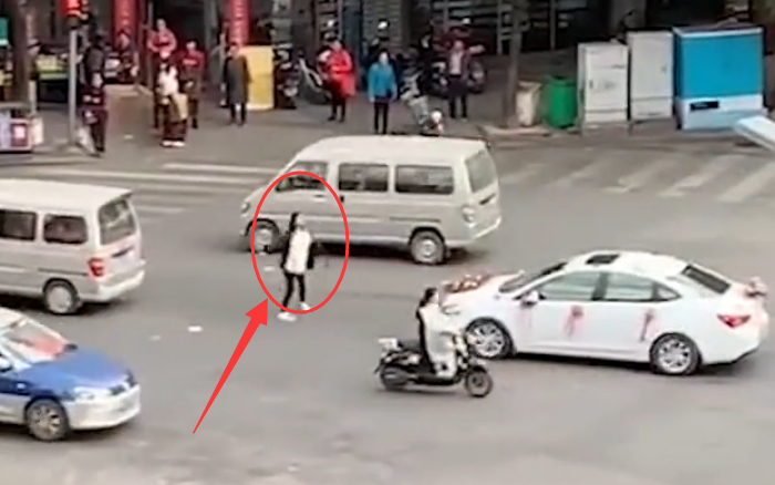 乘客因司机车内挂美国旗疑其为间谍事件探究，误解与理解的碰撞点