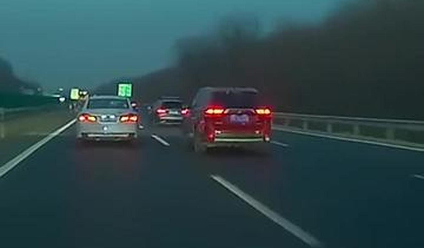 高速变道超车引发后车失控事件，责任归属探讨