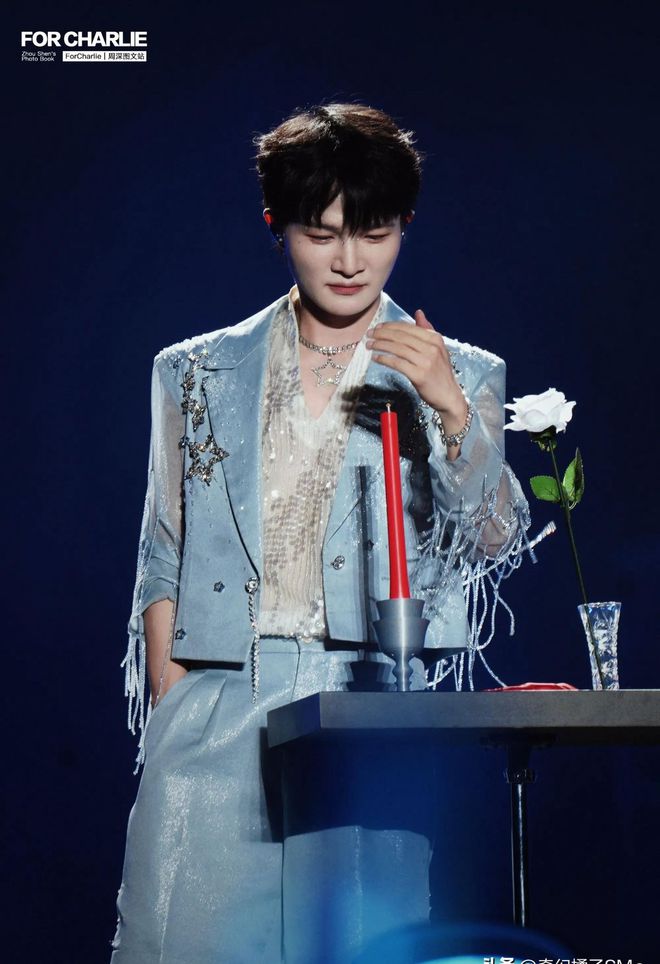 杨幂现身周深演唱会，星光夜话音乐与情感的完美交融