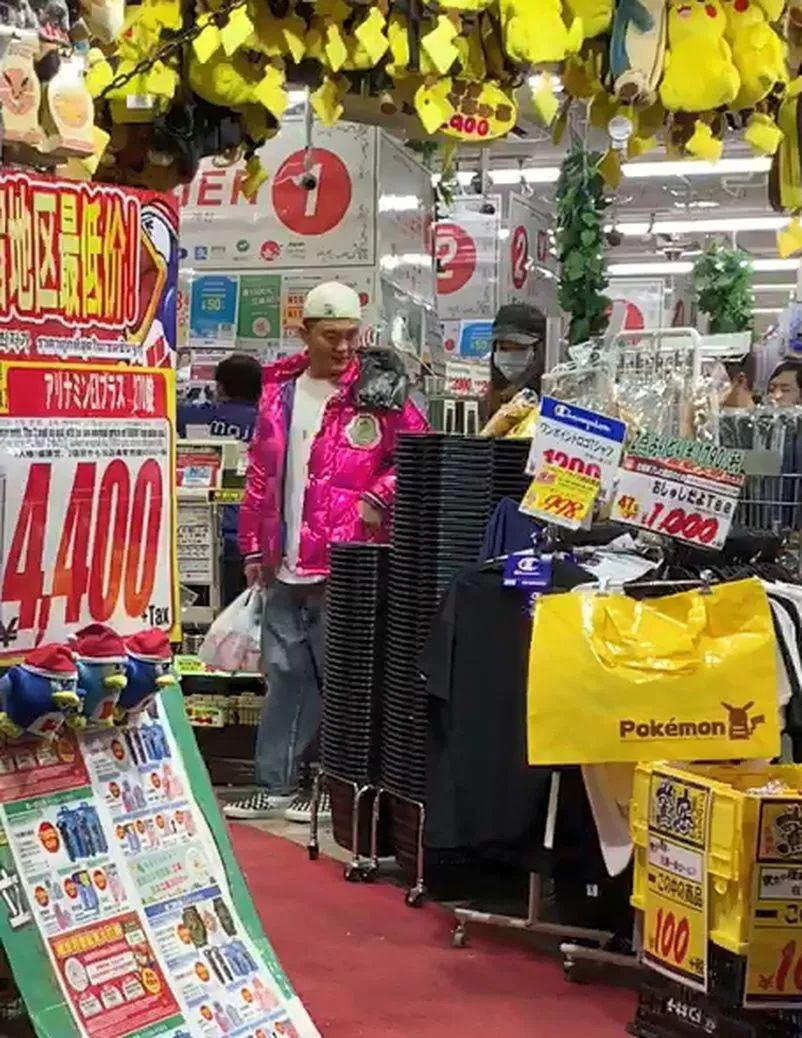 男子要求女店员摘口罩引争议，外貌至上还是尊重为先？