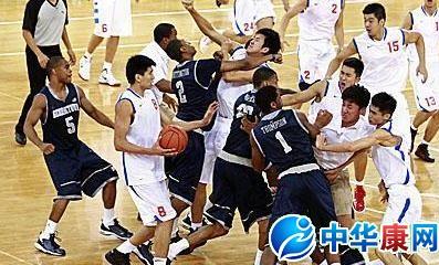 中美篮球队赛场对决背后的故事，冲突与友好的交织