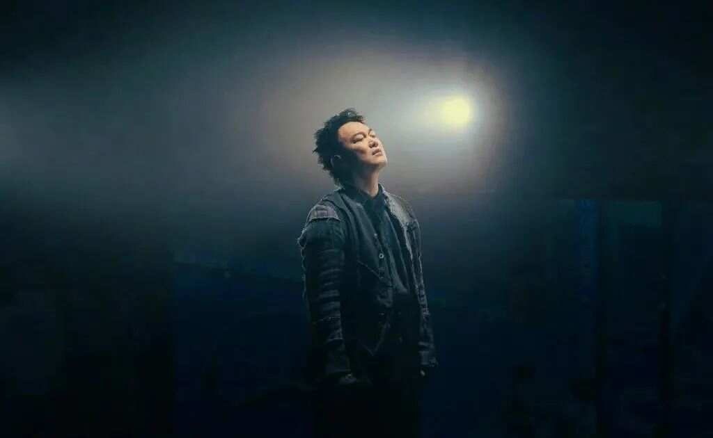 陈奕迅，歌声背后的努力与坚韧之路