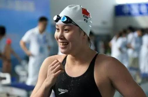 傅园慧连续两天力挺大力士女孩，展现坚韧自信的力量