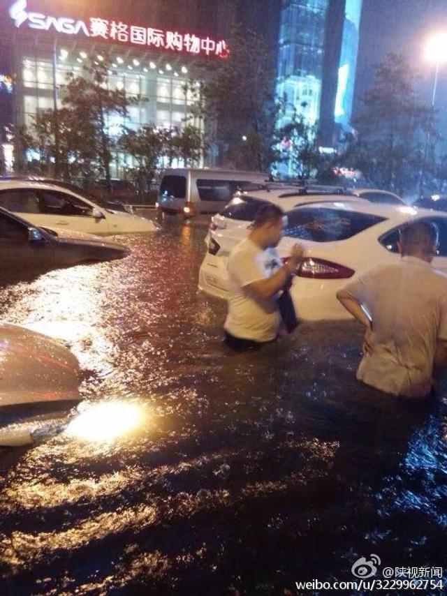 西安暴雨实录，驾车宛如行船