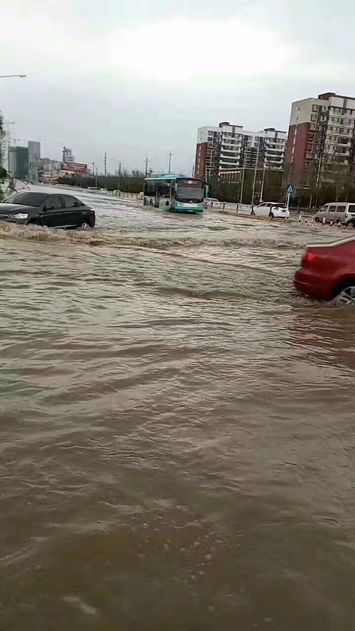 深圳暴雨实拍，城市看海模式启幕