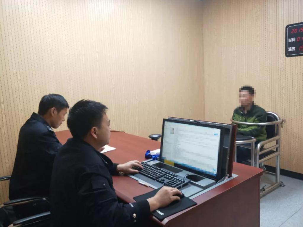 父亲罚小孩跪马路中间引发争议，民警迅速行动维护正义