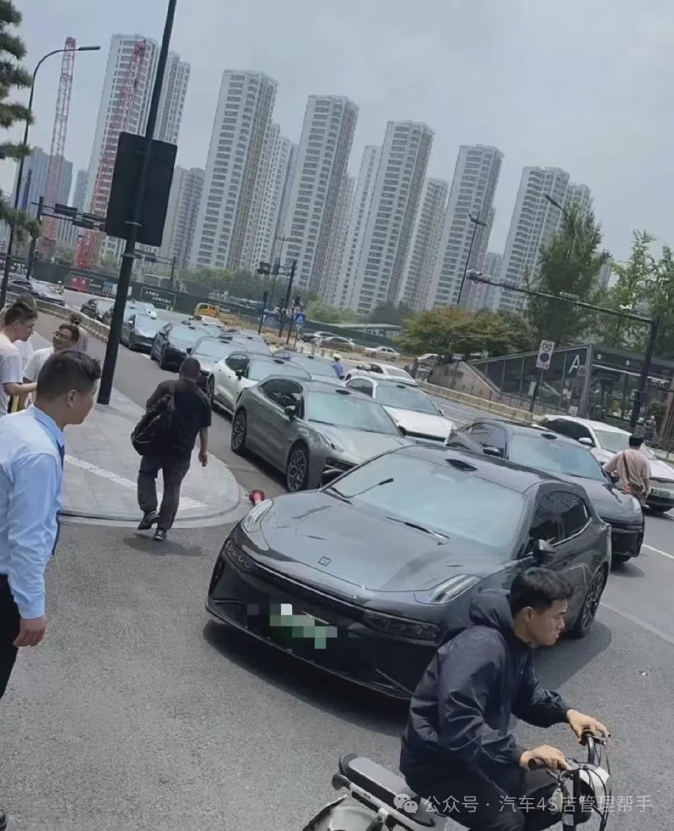 极氪杭州总部大厦车主围堵事件真相与启示探究