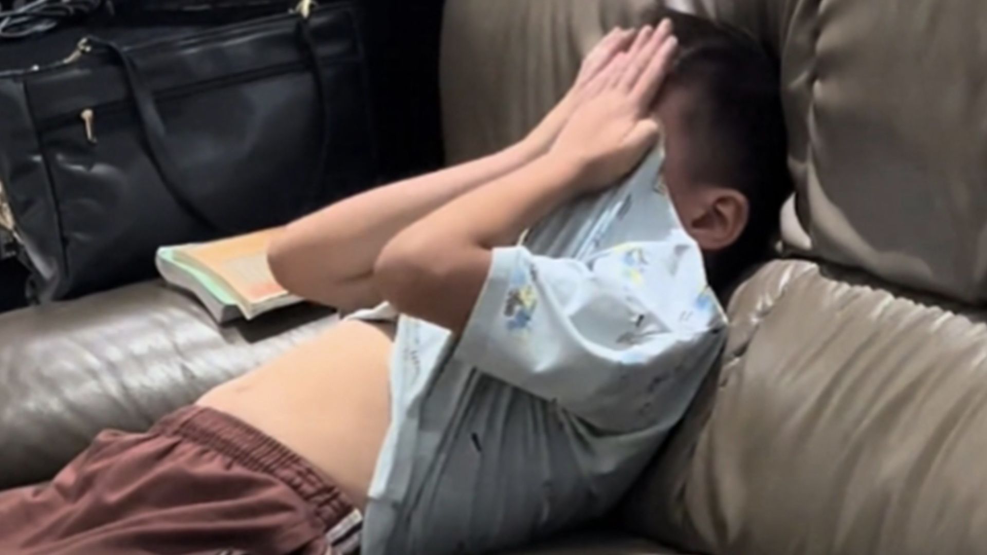 小孩哥收到生日礼物瞬间感动落泪的温馨时刻