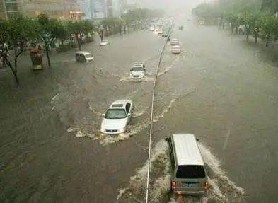 广州暴雨实录，城市与自然力量交织的水浸街实拍