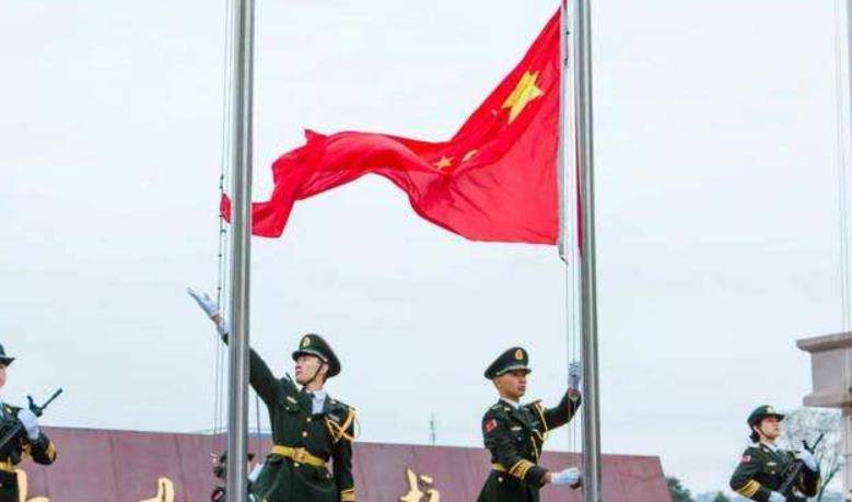 光荣使命，李发彬与欧紫霞担任闭幕式旗手，展现中国风采