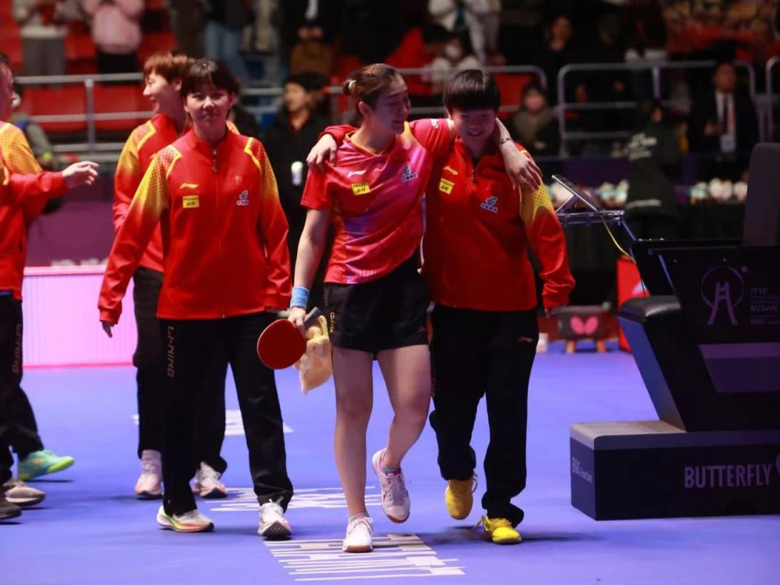 国乒女团决赛现场，中国热情观众包场庆祝胜利