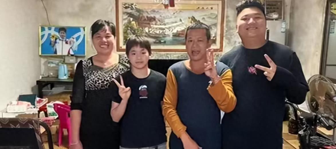 邓智舰母亲紧张情绪难掩，呼吸不畅