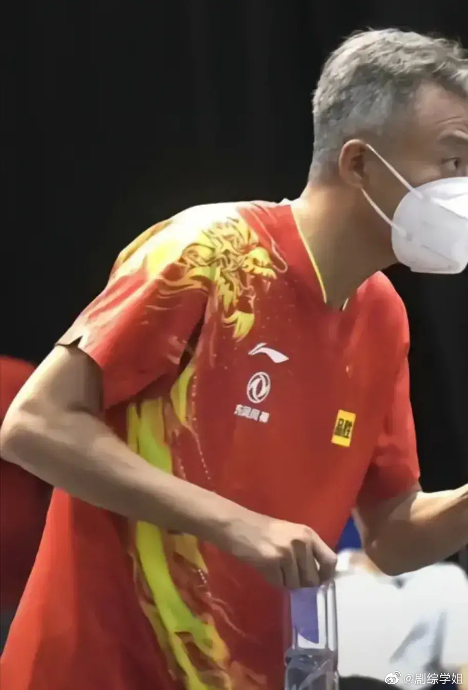 许昕与秦指导的责任与担当，马龙之战中的白发与共同担当