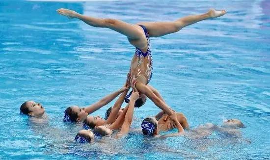 中国花游姑娘的坚韧之美，流泪、流汗、流血的奋斗之路