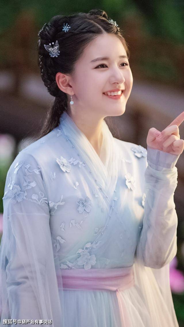 赵露思回应变漂亮背后的故事，成长印记与美丽绽放