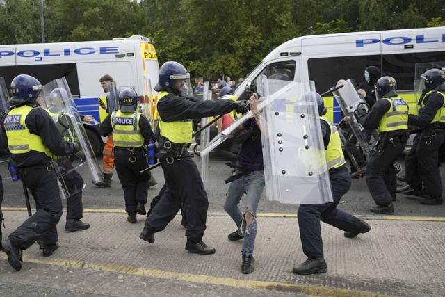 英国大规模骚乱引发警方行动，已拘留数百人