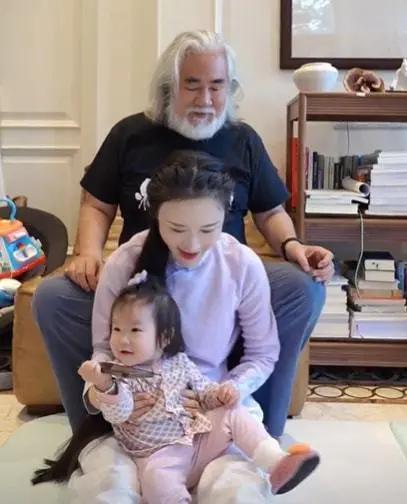 张纪中夫妇回应混血儿身世真相，坦诚对话辟谣传闻