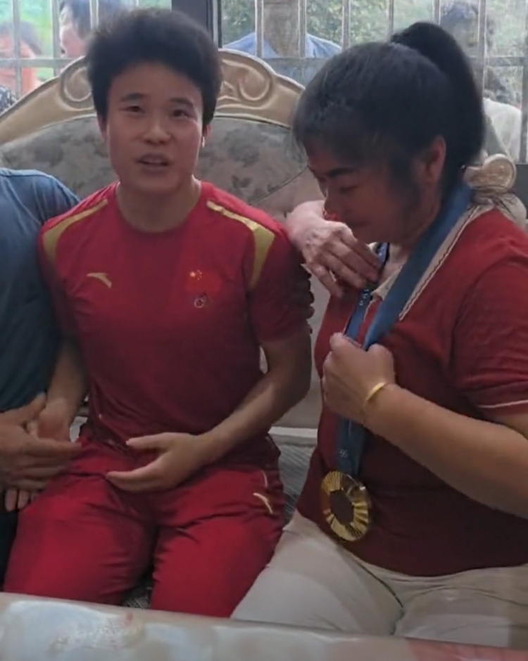 侯志慧奥运再次夺冠，母亲激动落泪