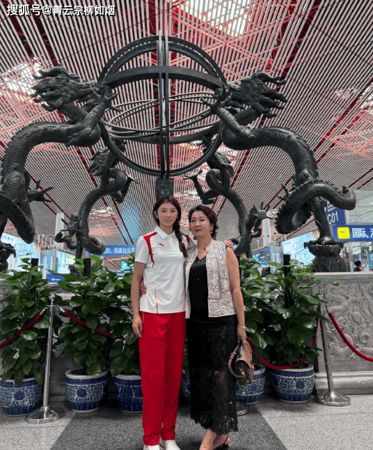 吴艳妮妈妈旗袍下的现场助阵，爱的力量与体育精神的交融瞬间