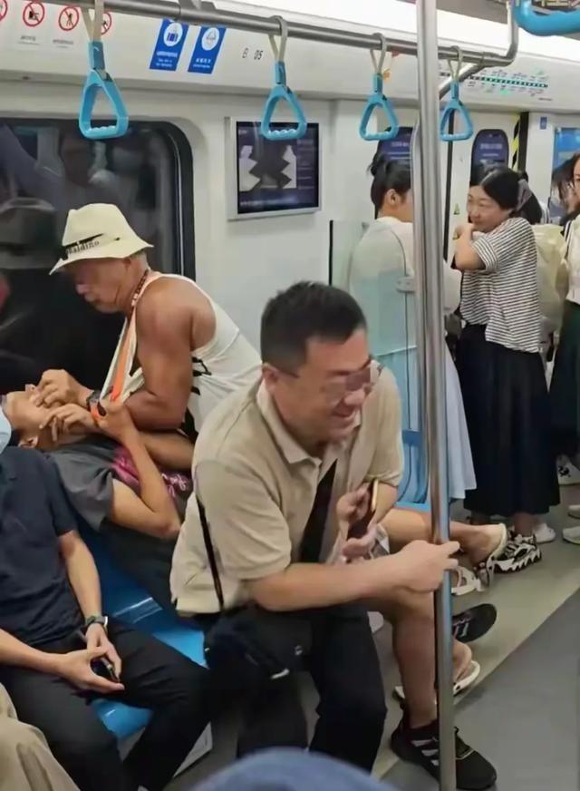 小伙拒让座引发老人暴力行为，社会公德与个人权益的冲突引深思