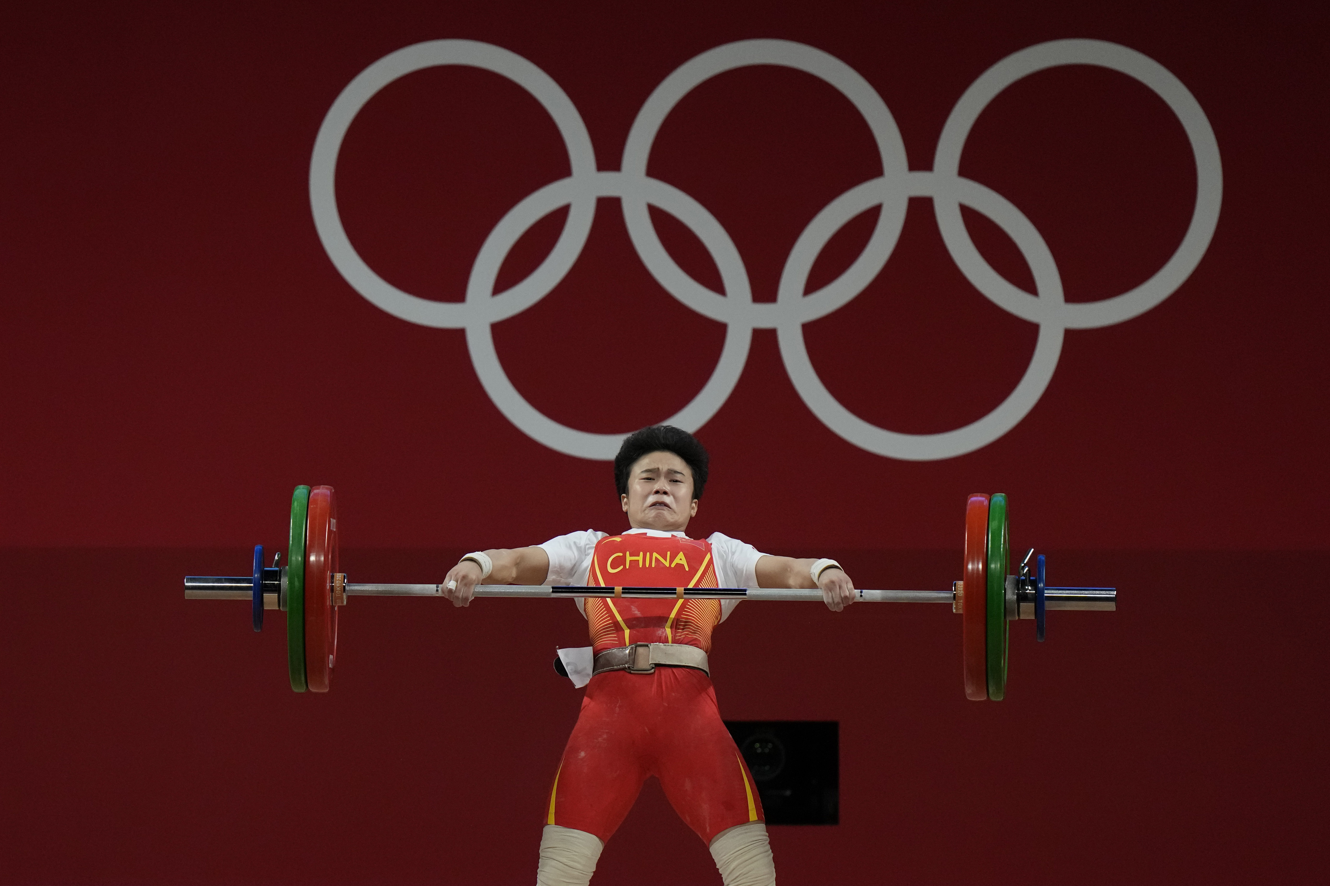 侯志慧卫冕举重女子49公斤级冠军，荣耀背后的坚韧与毅力闪耀赛场的光辉时刻