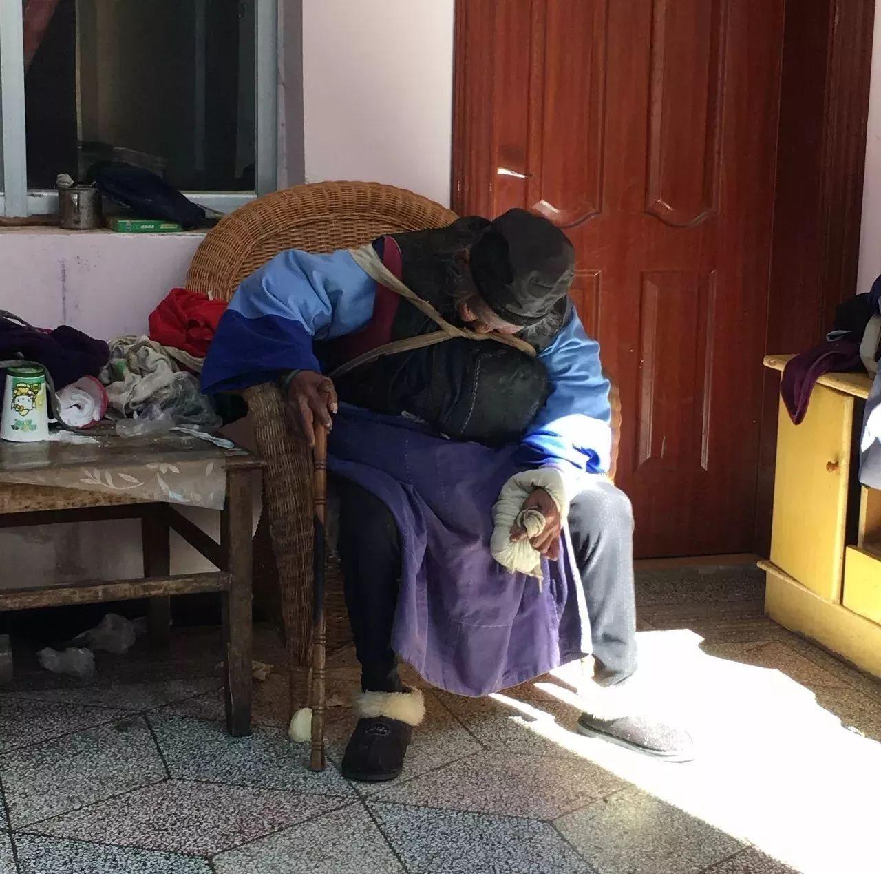 路边大叔的坎坷旅程，乞讨与搭车之旅的奇迹