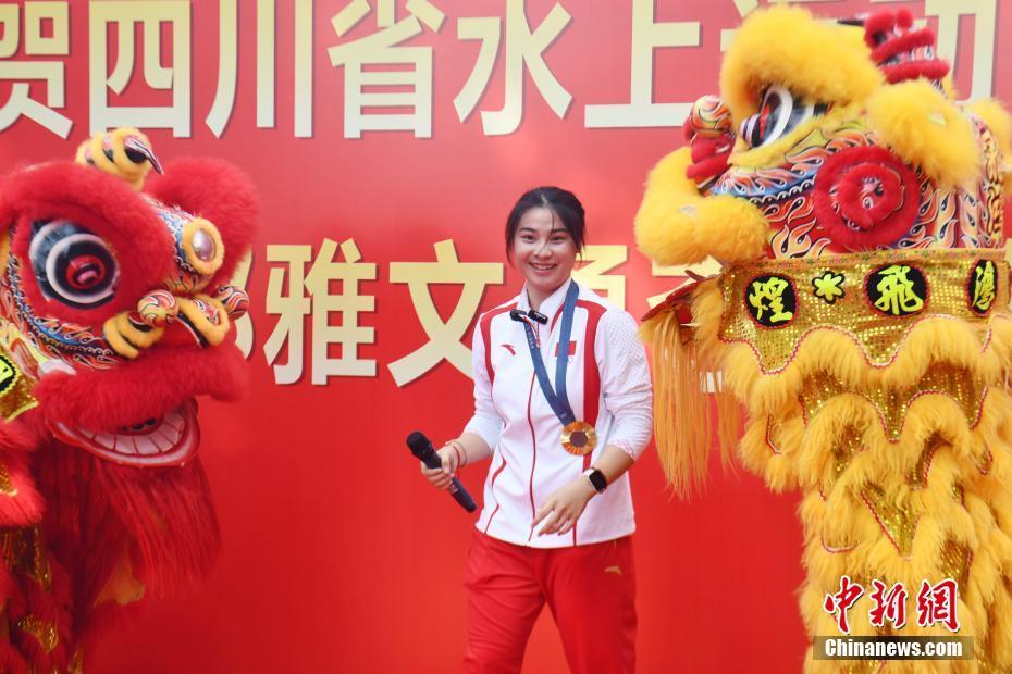 奥运冠军邓雅文归国，荣耀瞬间与未来展望