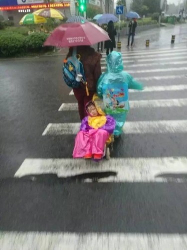 暴雨后的特殊接娃方式，家长使用海陆两栖战车接孩子回家