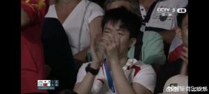 王楚钦观战樊振东，表情演绎从担忧到喜悦的蜕变