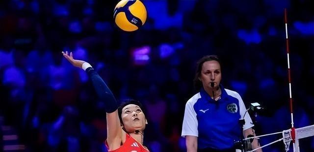 中国女排战胜法国队，提前小组出线，展现斗志与实力的辉煌胜利