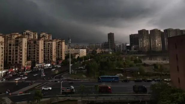 南昌冰雹红警发布，重雹灾预警来袭