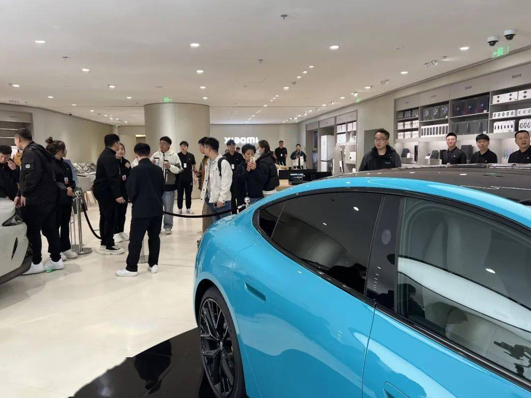 吉利副总裁探访小米汽车门店，现场氛围低调平和