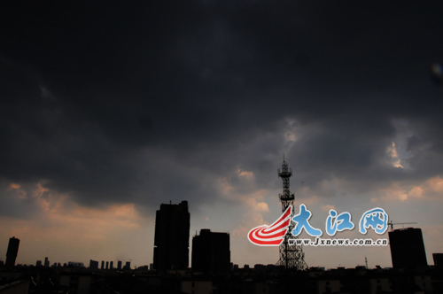直击南昌强对流天气现场，气象奇观与挑战应对的较量
