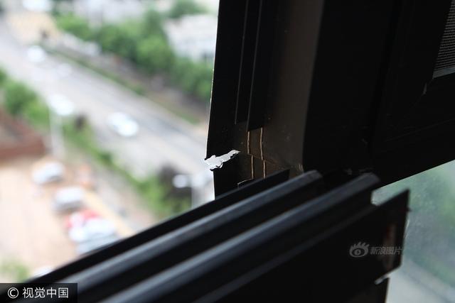 玻璃窗被吹走的真相揭秘，专业人士的解答