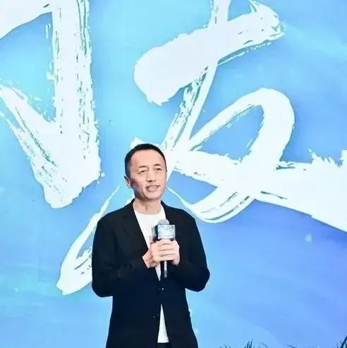 郁亮风波与万科董事长实名举报事件深度解析，主持人视角